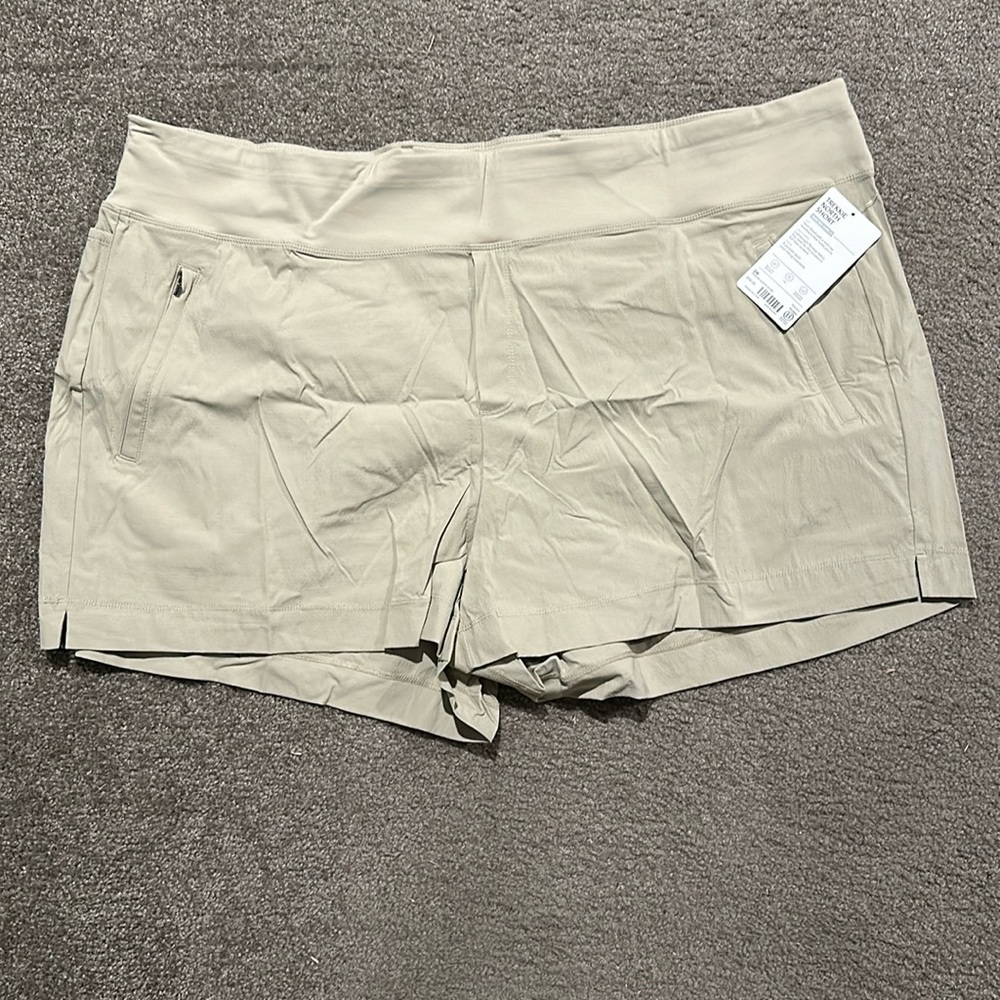 NWT Athleta Trekkie North Short size 26.